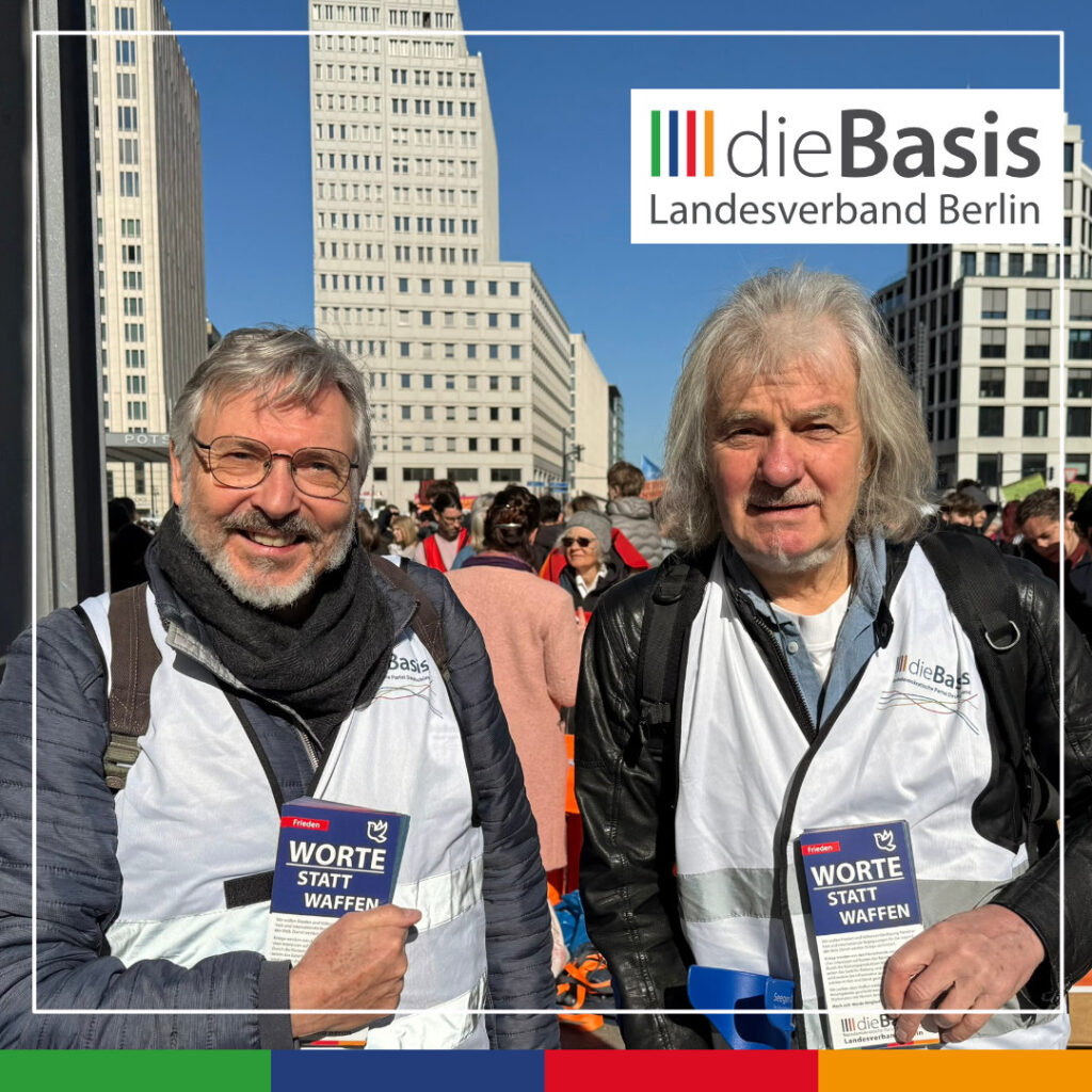 Dieter Bonitz und Dietmar Schmidt mit dem Faltblatt des Landesverbands